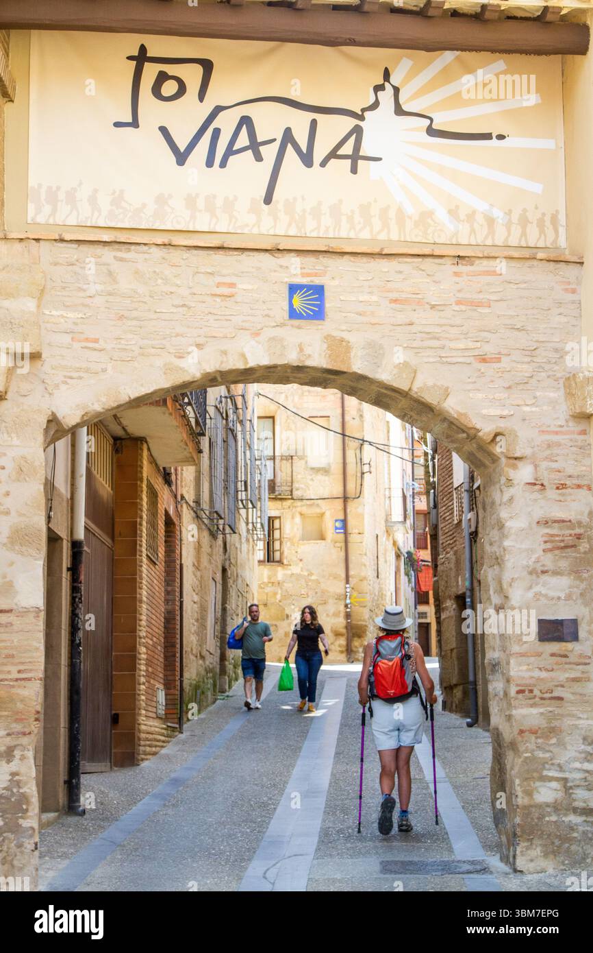 Donna che cammina lungo il cammino di Santiago, la via di San Giacomo, entrando nella città di Viana, nella regione spagnola della Navarra Foto Stock