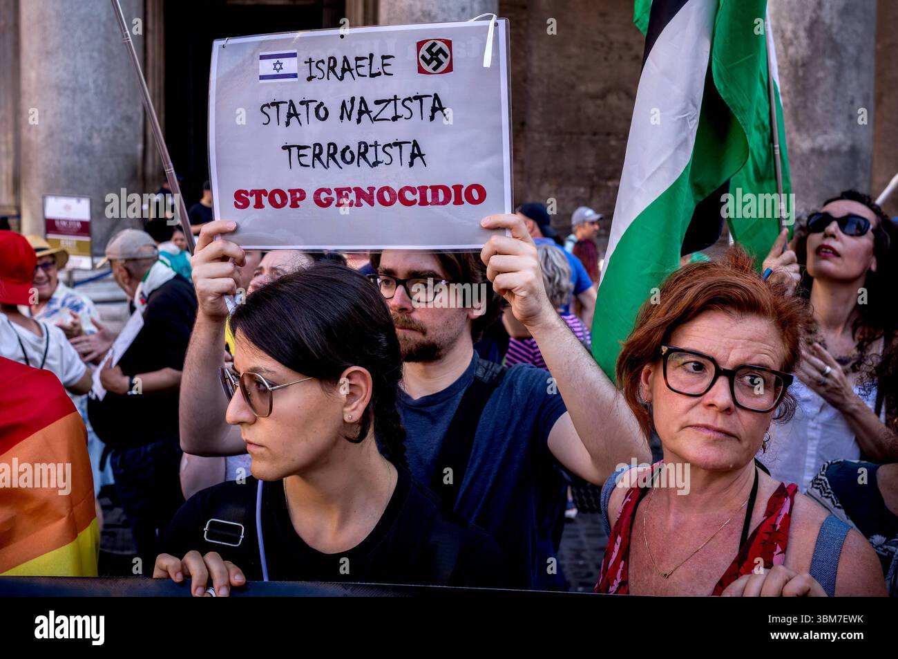 Stop Rearm Europe hold die-in per Gaza ROMA, ITALIA - 24 GIUGNO: Un manifestante ha un segno che recita: Israele, Stato nazista, terrorista, Stop Genocide, durante la manifestazione pro-palestinese al Pantheon contro il genocidio a Gaza, contro il riarmo, contro Israele e contro la complicità dell'Italia e dell'Europa il 24 giugno 2025 a Roma, Italia. Roma Italia Copyright: XStefanoxMontesix Foto Stock