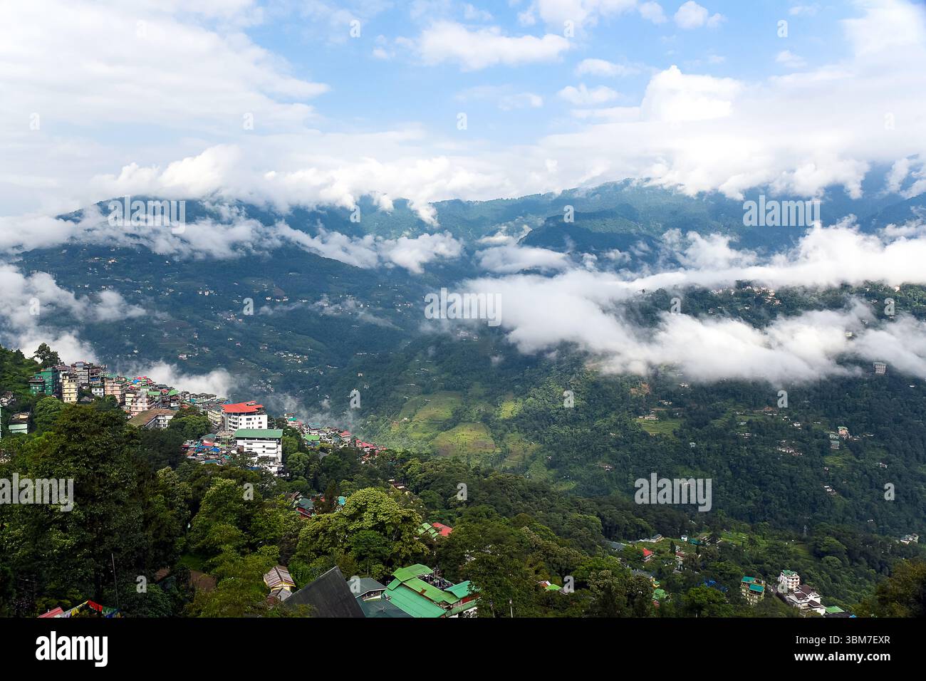 Una vista accattivante di Gangtok, la capitale del Sikkim, in India, vista da un popolare punto panoramico della città. Foto Stock