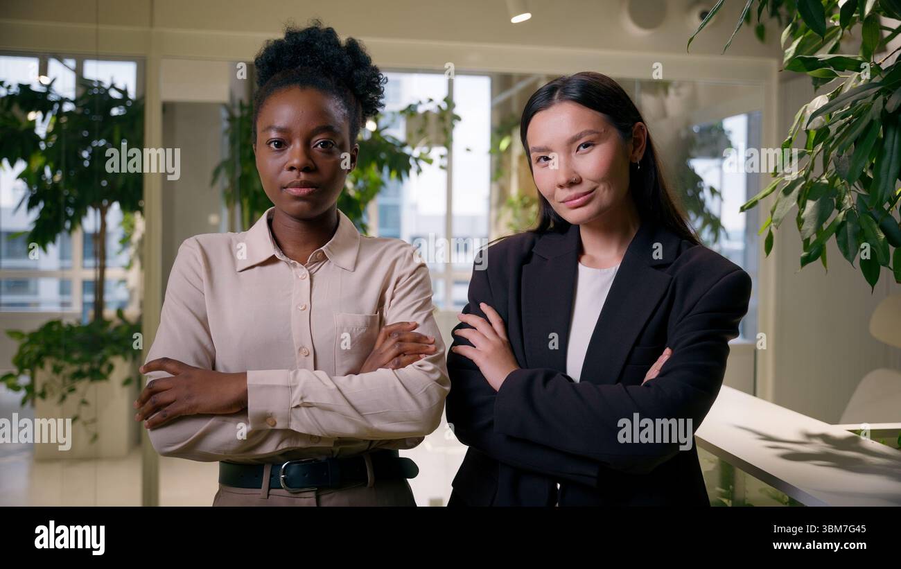Donne d'affari fiduciose partner commerciali donne multirazziali colleghi africani asiatici ragazze americane cinesi dipendenti professionali collaboratori mani Foto Stock