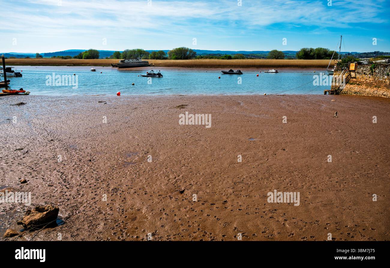 Distese di fango e barche sul fiume exe, viste da Ferry Road, Topsham, Devon, Inghilterra, Regno Unito. Foto Stock