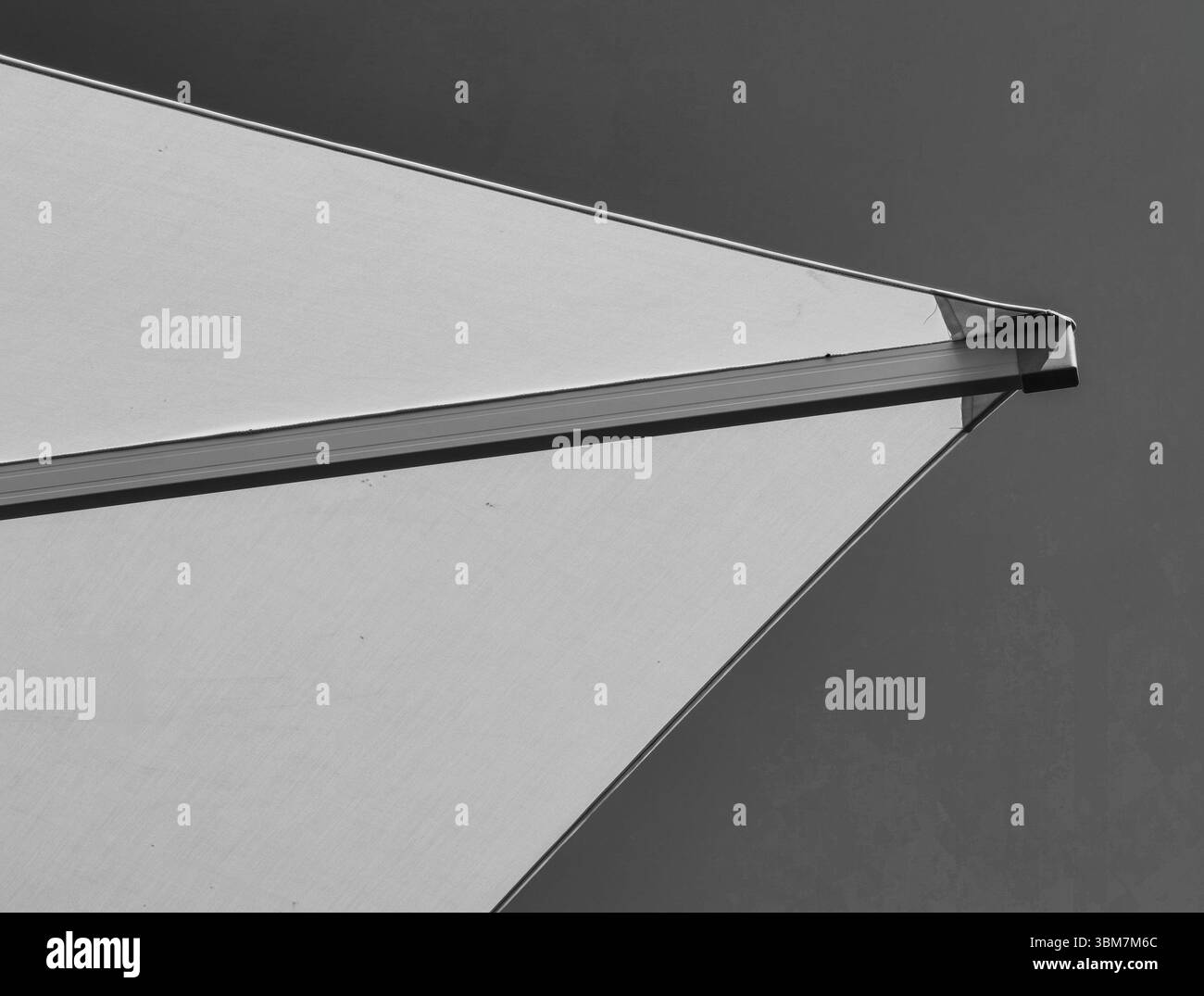 Struttura ad ombrello . Vista angolare, contro il cielo soleggiato. Tonalità monocromatiche. Foto Stock