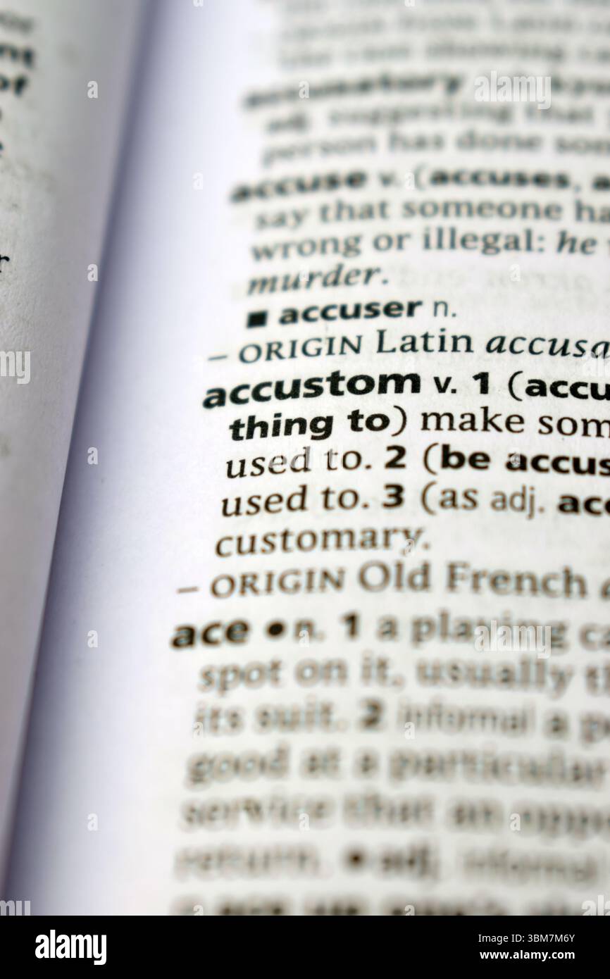 Primo piano della pagina del dizionario inglese con la parola di definizione - accustom immagine Foto Stock