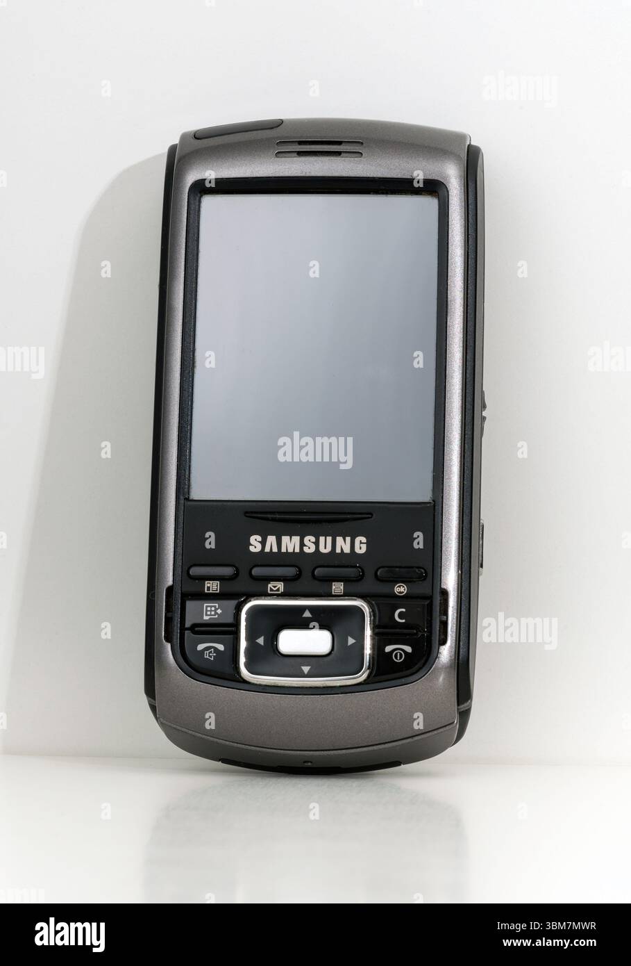 Milano, Lombardia, Italia - 5 maggio 2025: Cellulare Vintage Samsung SGH i750 con schermo vuoto su sfondo bianco Foto Stock