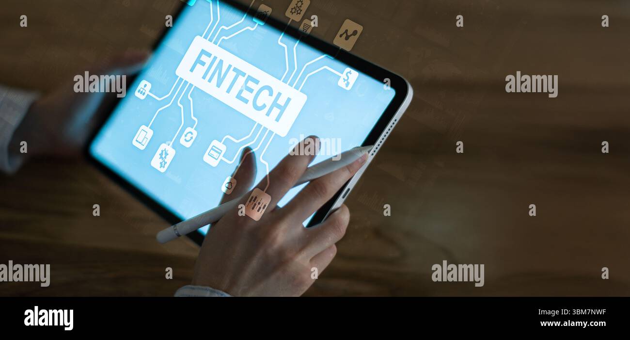 Tecnologia finanziaria le innovazioni FinTech illustrate tramite l'interfaccia digitale e l'analisi aziendale. Foto Stock