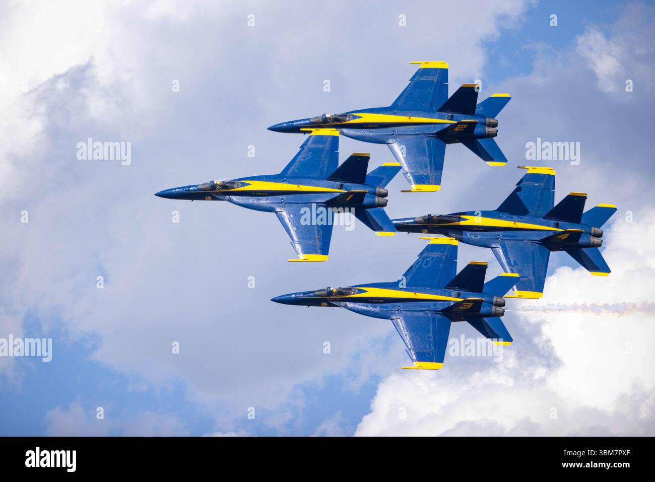 Il team dimostrativo di volo della Marina degli Stati Uniti, i Blue Angels, esegue manovre acrobatiche per gli spettatori in preparazione del Beaufort Air Show del 2025 al Foto Stock