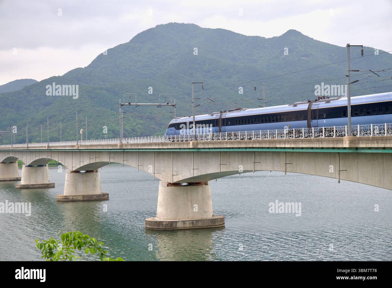 Contea di Yangpyeong, Corea del Sud - 19 maggio 2025: Un treno pendolare della linea Gyeongui–Jungang sorvola il ponte ferroviario di Yangsu, con le sue auto eleganti Foto Stock