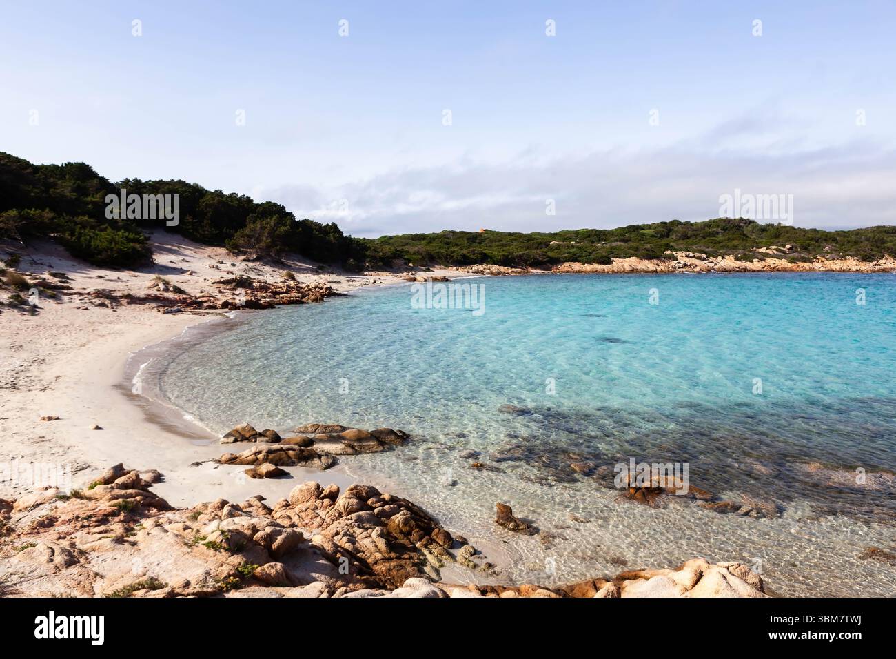 Isola di Caprera nell'Arcipelago della Maddalena, Sardegna, Italia. Spiaggia sabbiosa e splendido mare Mediterraneo dalle acque cristalline e turchesi color smeraldo. Foto Stock
