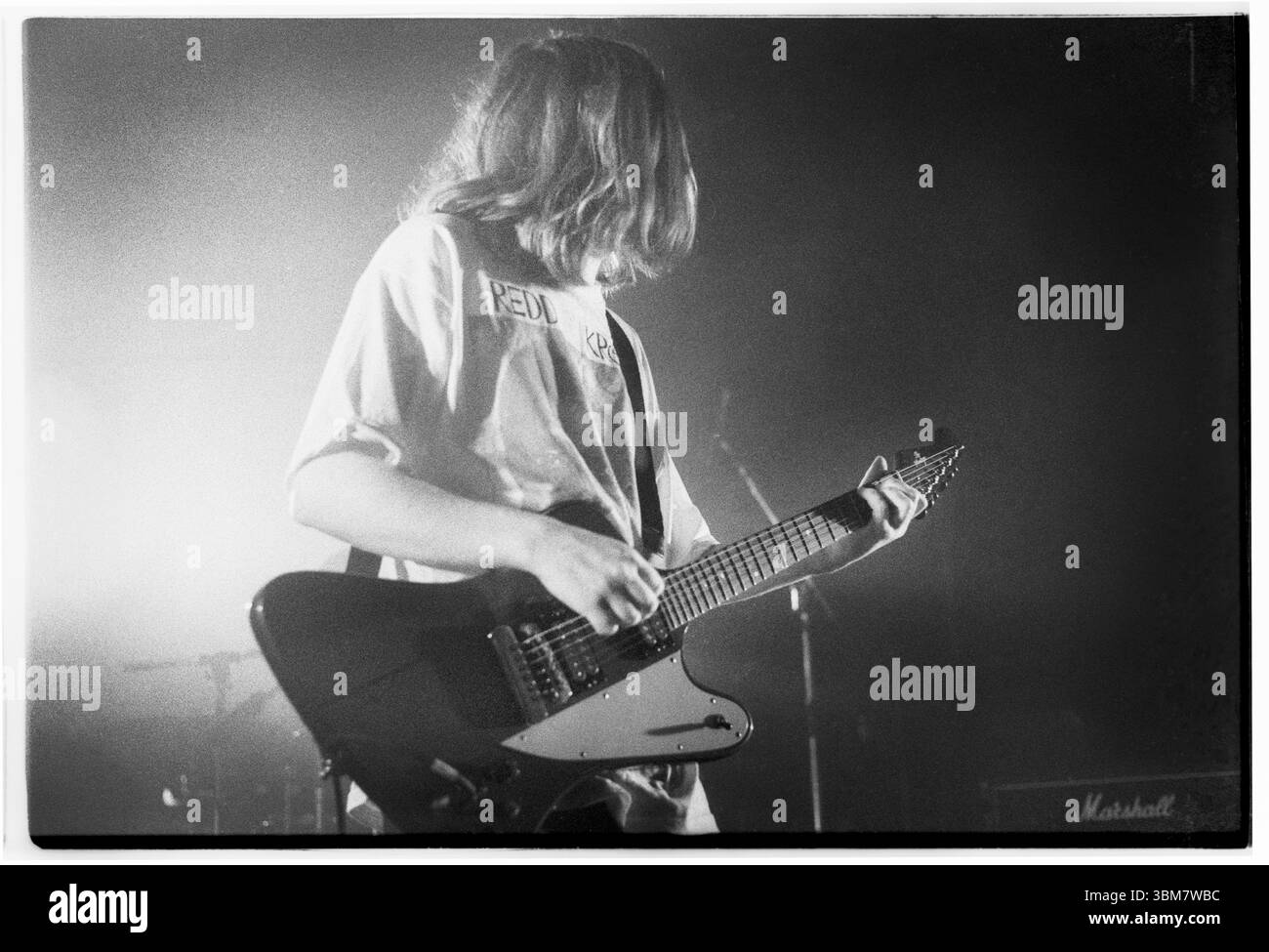 TEENAGE FANCLUB, CONCERTO, 1992: Norman Blake del Teenage Fanclub suona dal vivo all'Università di Cardiff, Galles, Regno Unito, il 26 gennaio 1992. Fotografia: Rob Watkins. INFO: Teenage Fanclub è un gruppo musicale alternative rock scozzese formatosi nel 1989, noto per le loro chitarre jangly, le voci armoniche e il suono melodico power-pop. La loro musica mescola elementi dell'indie rock e del pop classico, con album notevoli come Bandwagonesque e Songs from Northern Britain. Foto Stock