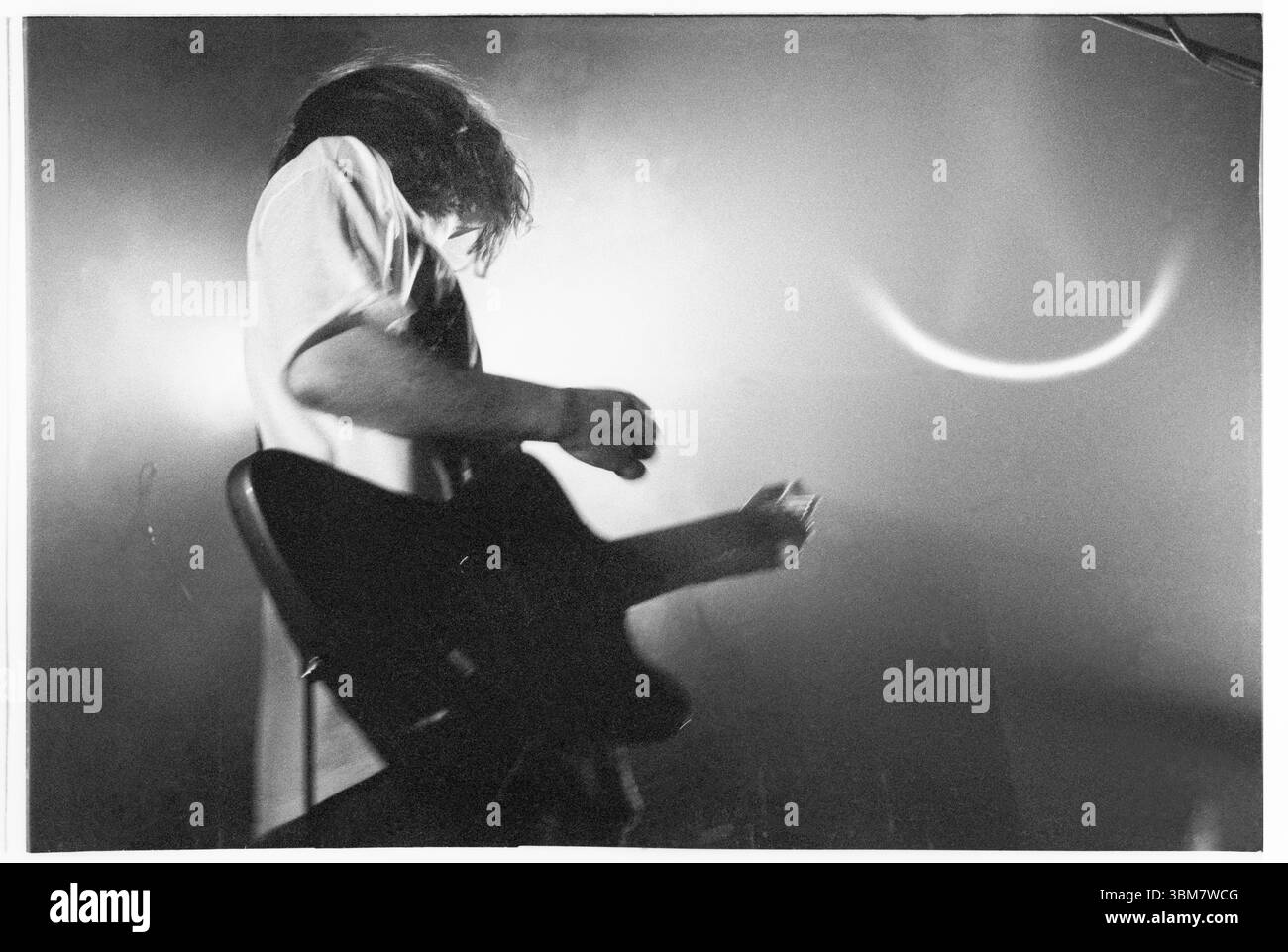 TEENAGE FANCLUB, CONCERTO, 1992: Norman Blake del Teenage Fanclub suona dal vivo all'Università di Cardiff, Galles, Regno Unito, il 26 gennaio 1992. Fotografia: Rob Watkins. INFO: Teenage Fanclub è un gruppo musicale alternative rock scozzese formatosi nel 1989, noto per le loro chitarre jangly, le voci armoniche e il suono melodico power-pop. La loro musica mescola elementi dell'indie rock e del pop classico, con album notevoli come Bandwagonesque e Songs from Northern Britain. Foto Stock