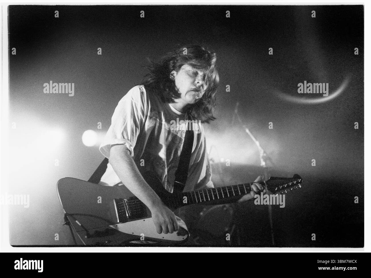 TEENAGE FANCLUB, CONCERTO, 1992: Norman Blake del Teenage Fanclub suona dal vivo all'Università di Cardiff, Galles, Regno Unito, il 26 gennaio 1992. Fotografia: Rob Watkins. INFO: Teenage Fanclub è un gruppo musicale alternative rock scozzese formatosi nel 1989, noto per le loro chitarre jangly, le voci armoniche e il suono melodico power-pop. La loro musica mescola elementi dell'indie rock e del pop classico, con album notevoli come Bandwagonesque e Songs from Northern Britain. Foto Stock