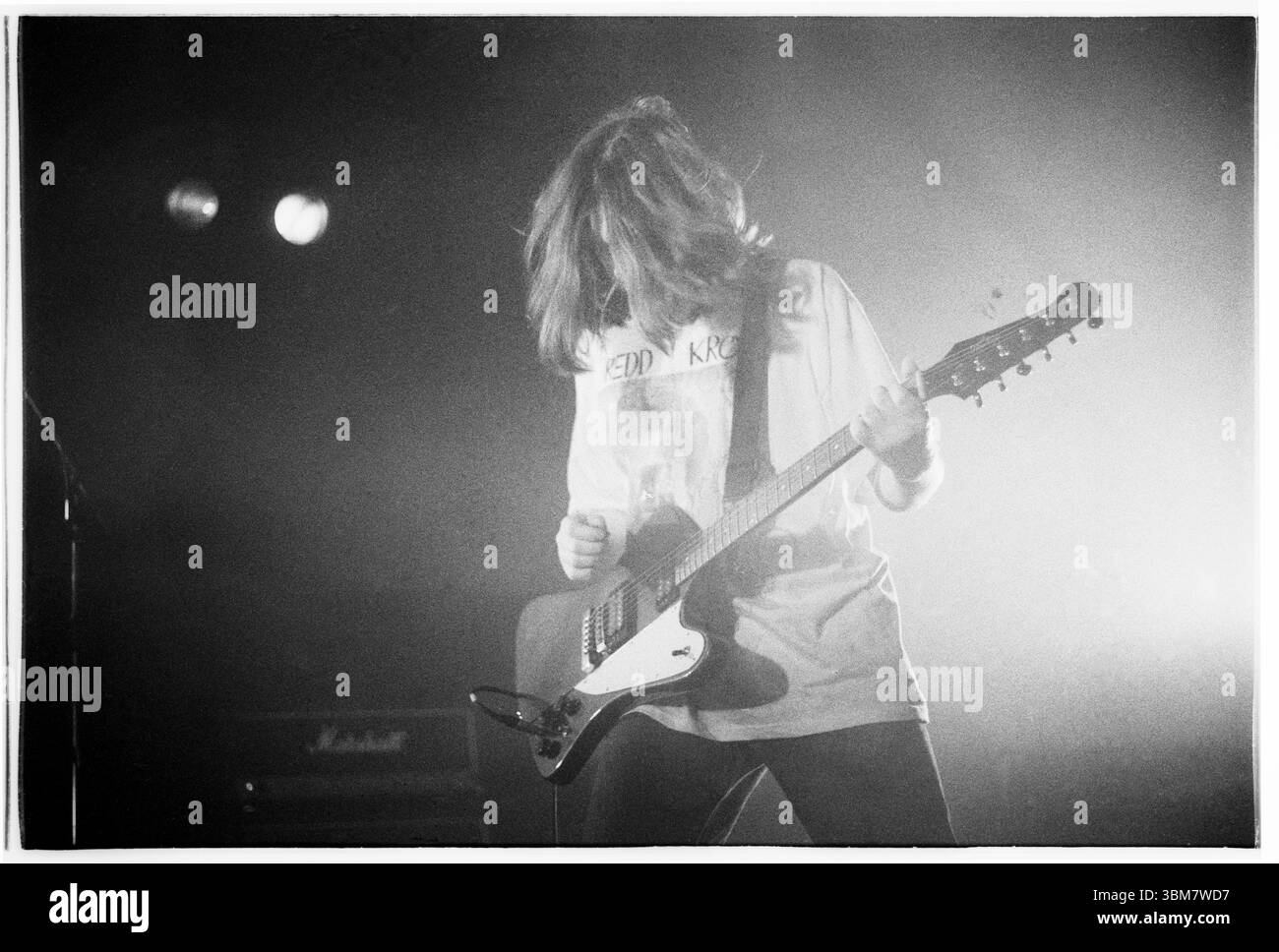 TEENAGE FANCLUB, CONCERTO, 1992: Norman Blake del Teenage Fanclub suona dal vivo all'Università di Cardiff, Galles, Regno Unito, il 26 gennaio 1992. Fotografia: Rob Watkins. INFO: Teenage Fanclub è un gruppo musicale alternative rock scozzese formatosi nel 1989, noto per le loro chitarre jangly, le voci armoniche e il suono melodico power-pop. La loro musica mescola elementi dell'indie rock e del pop classico, con album notevoli come Bandwagonesque e Songs from Northern Britain. Foto Stock