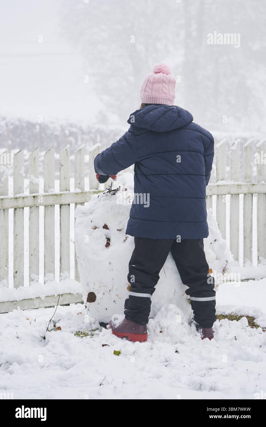 il primo giorno d'inverno in giardino Foto Stock