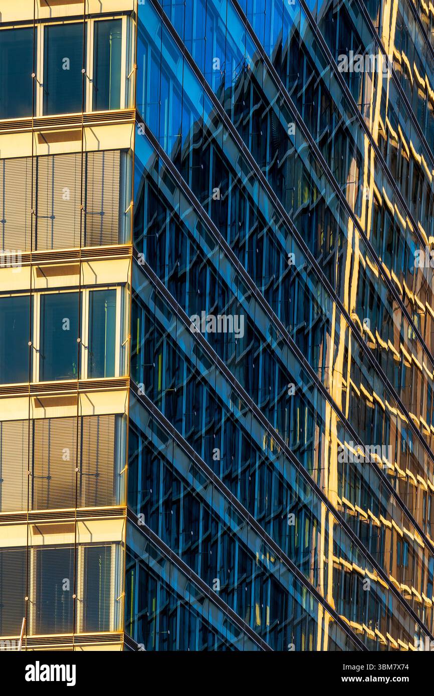 Primo piano di una moderna facciata in vetro con riflessi dell'edificio a Kirchberg, Lussemburgo. Foto Stock