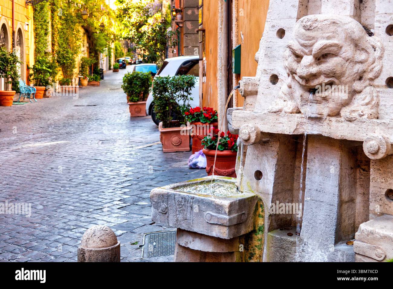 Vista di via Margutta a Roma, Italia, con un primo piano della Fontana delle Arti, una fontana del 1927 che celebra gli artigiani locali. Foto Stock