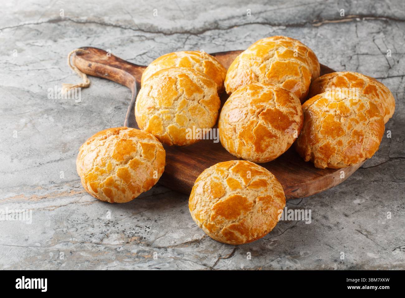 I panini di ananas in stile panificio asiatico Bolo Bao sono una popolare delizia dolce dal primo piano di Hong Kong sul tavolo. Orizzontale Foto Stock