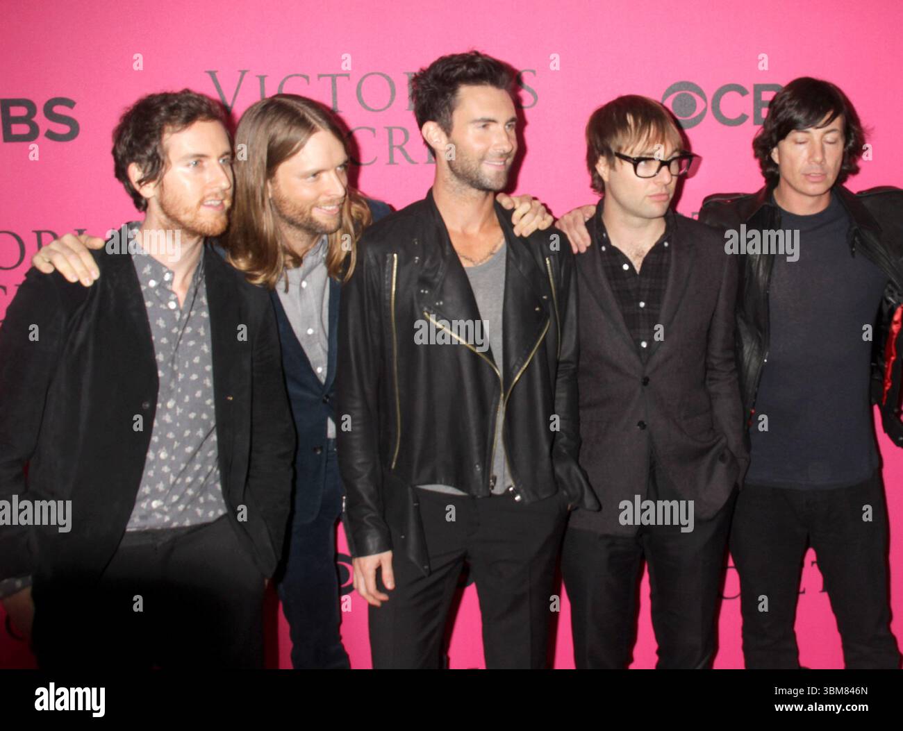 Jesse Carmichael, James Valentine, Adam Levine, Mickey Madden e Matt Flynn dei Maroon 5 al Victoria's Secret Fashion Show 2011 presso la Lexington Avenue Armory di New York City - 9 novembre 2011 Foto Stock