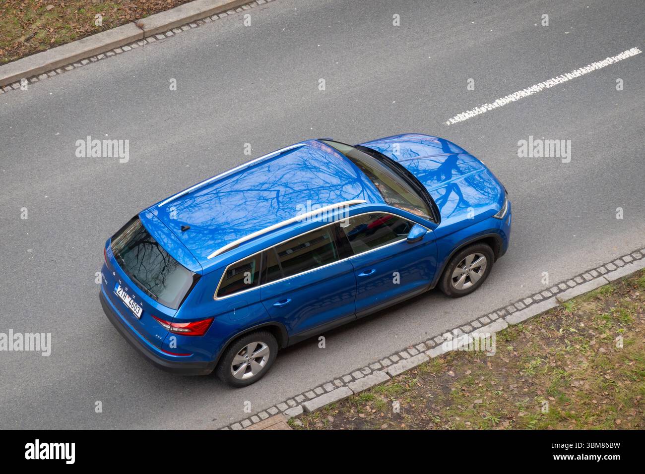 OSTRAVA, REPUBBLICA CECA - 30 DICEMBRE 2023: SUV blu ceco Skoda Kodiaq parcheggiato su strada, vista dall'alto sul retro Foto Stock