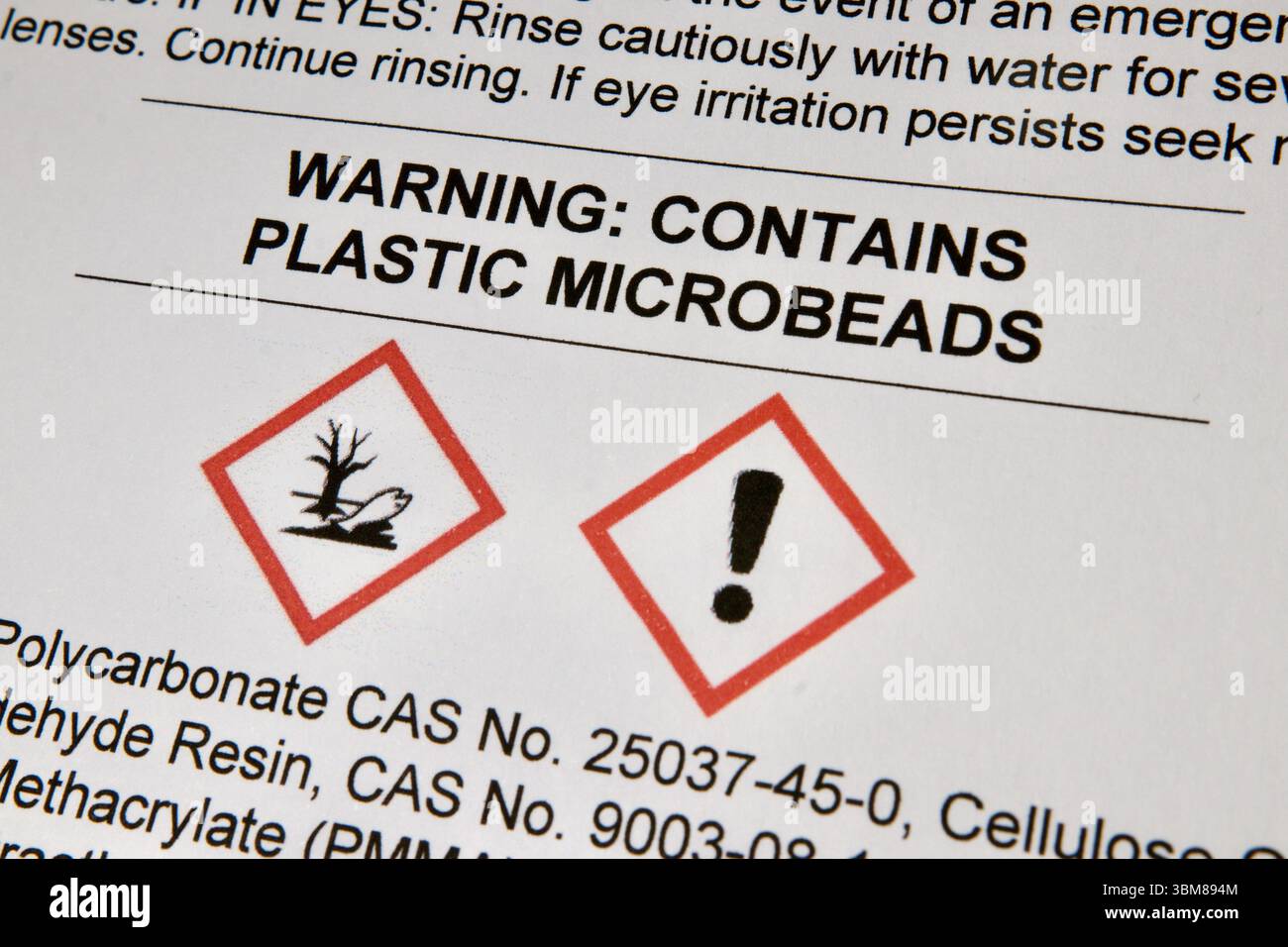 L'etichetta di avvertenza elenca gli ingredienti sintetici e le microsfere, evidenziando i rischi ambientali di contaminazione delle microplastiche e danni ambientali Foto Stock