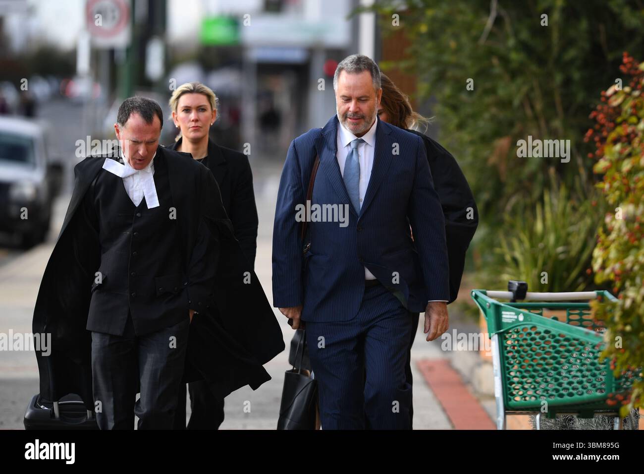 Morwell, Australia. 24 giugno 2025. L'avvocato Colin Mandy SC (L), l'avvocato penalista Ophelia Holloway (C) e l'avvocato penalista Bill Doogue (R) sono visti al di fuori dei tribunali di Latrobe Valley durante l'udienza della Corte Suprema del "processo dei funghi" di Erin Patterson. Processo dei funghi, giorno fuori dal tribunale di Latrobe Valley dove il processo di una donna australiana accusata di aver ucciso tre dei parenti anziani del suo marito estraneo usando funghi tossici. Credito: SOPA Images Limited/Alamy Live News Foto Stock
