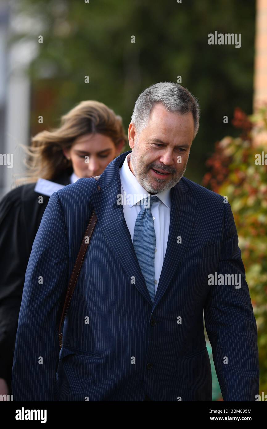 Morwell, Australia. 24 giugno 2025. L'avvocato Bill Doogue è stato visto al di fuori dei tribunali della Latrobe Valley durante l'udienza della Corte Suprema del "processo dei funghi" di Erin Patterson. Processo dei funghi, giorno fuori dal tribunale di Latrobe Valley dove il processo di una donna australiana accusata di aver ucciso tre dei parenti anziani del suo marito estraneo usando funghi tossici. Credito: SOPA Images Limited/Alamy Live News Foto Stock