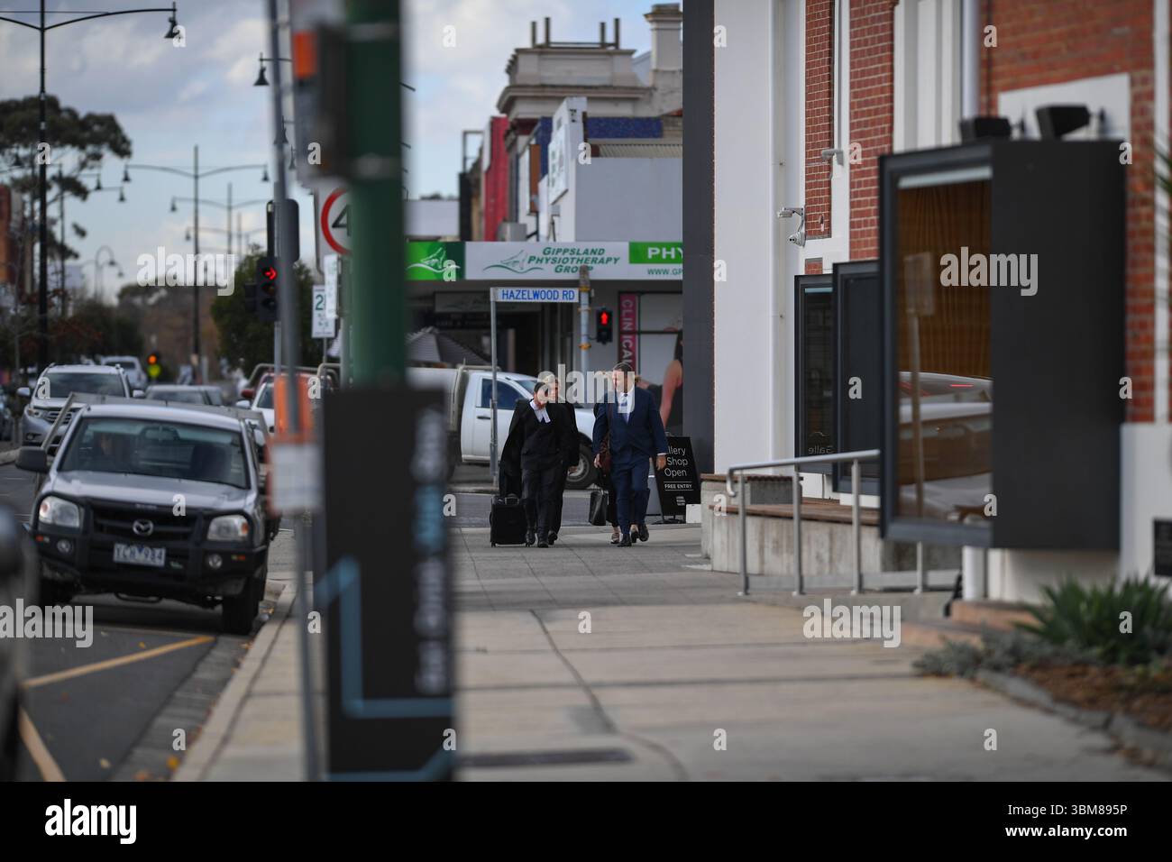 Morwell, Australia. 24 giugno 2025. L'avvocato Colin Mandy SC (L) e l'avvocato penale Bill Doogue (R) sono visti al di fuori dei tribunali di Latrobe Valley durante l'udienza della Corte Suprema del "processo dei funghi" di Erin Patterson. Processo dei funghi, giorno fuori dal tribunale di Latrobe Valley dove il processo di una donna australiana accusata di aver ucciso tre dei parenti anziani del suo marito estraneo usando funghi tossici. Credito: SOPA Images Limited/Alamy Live News Foto Stock