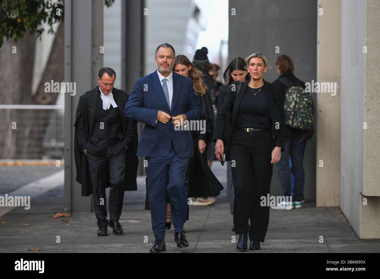Morwell, Australia. 24 giugno 2025. Squadra legale di difesa: Colin Mandy SC (L), Bill Doogue (C) e Ophelia Holloway (R) sono visti fuori dai tribunali di Latrobe Valley durante l'udienza della Corte Suprema del "processo dei funghi" di Erin Patterson. Processo dei funghi, giorno fuori dal tribunale di Latrobe Valley dove il processo di una donna australiana accusata di aver ucciso tre dei parenti anziani del suo marito estraneo usando funghi tossici. Credito: SOPA Images Limited/Alamy Live News Foto Stock