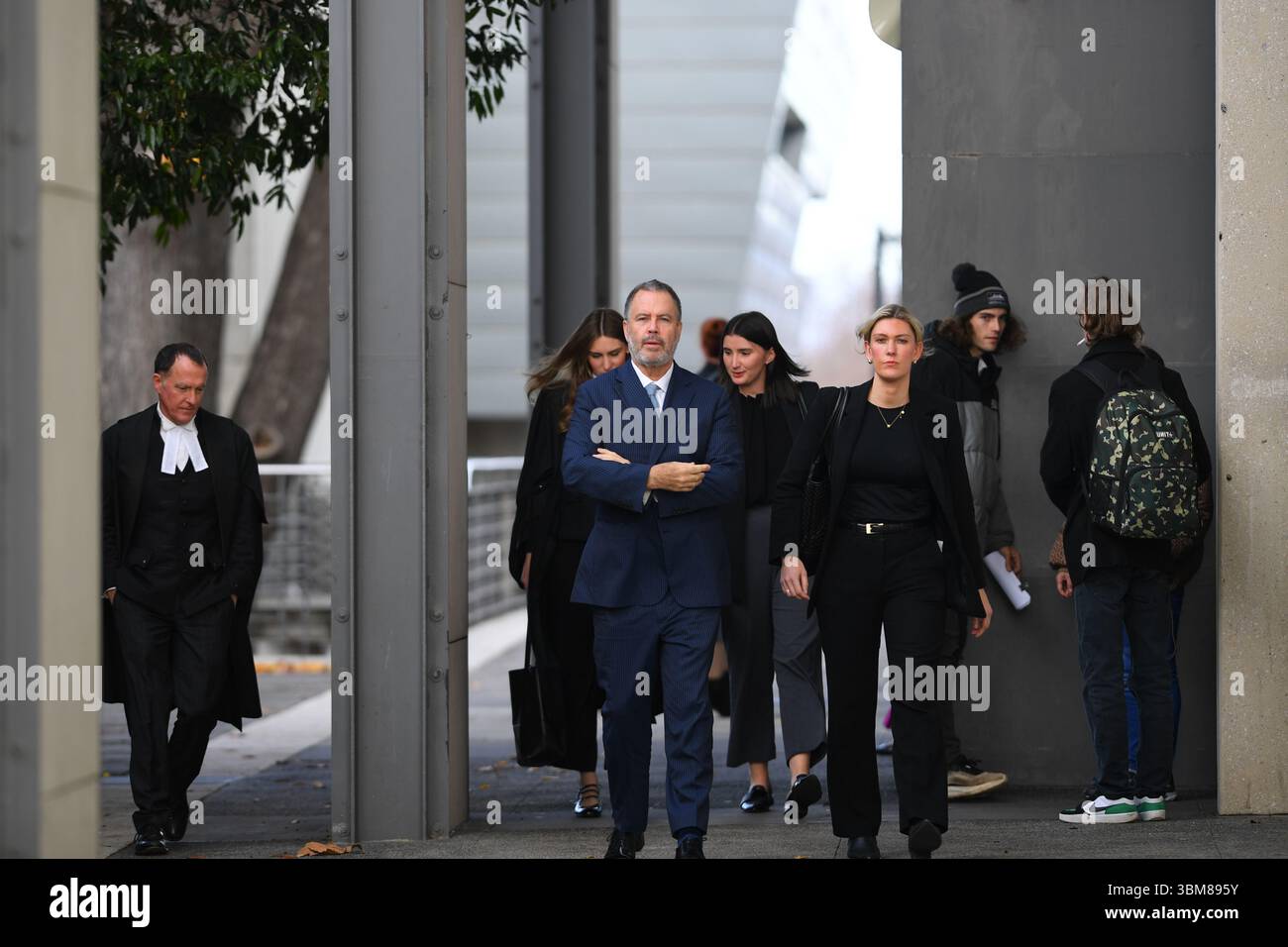 Morwell, Australia. 24 giugno 2025. Squadra legale di difesa: Colin Mandy SC (L), Bill Doogue (C) e Ophelia Holloway (R) sono visti fuori dai tribunali di Latrobe Valley durante l'udienza della Corte Suprema del "processo dei funghi" di Erin Patterson. Processo dei funghi, giorno fuori dal tribunale di Latrobe Valley dove il processo di una donna australiana accusata di aver ucciso tre dei parenti anziani del suo marito estraneo usando funghi tossici. Credito: SOPA Images Limited/Alamy Live News Foto Stock