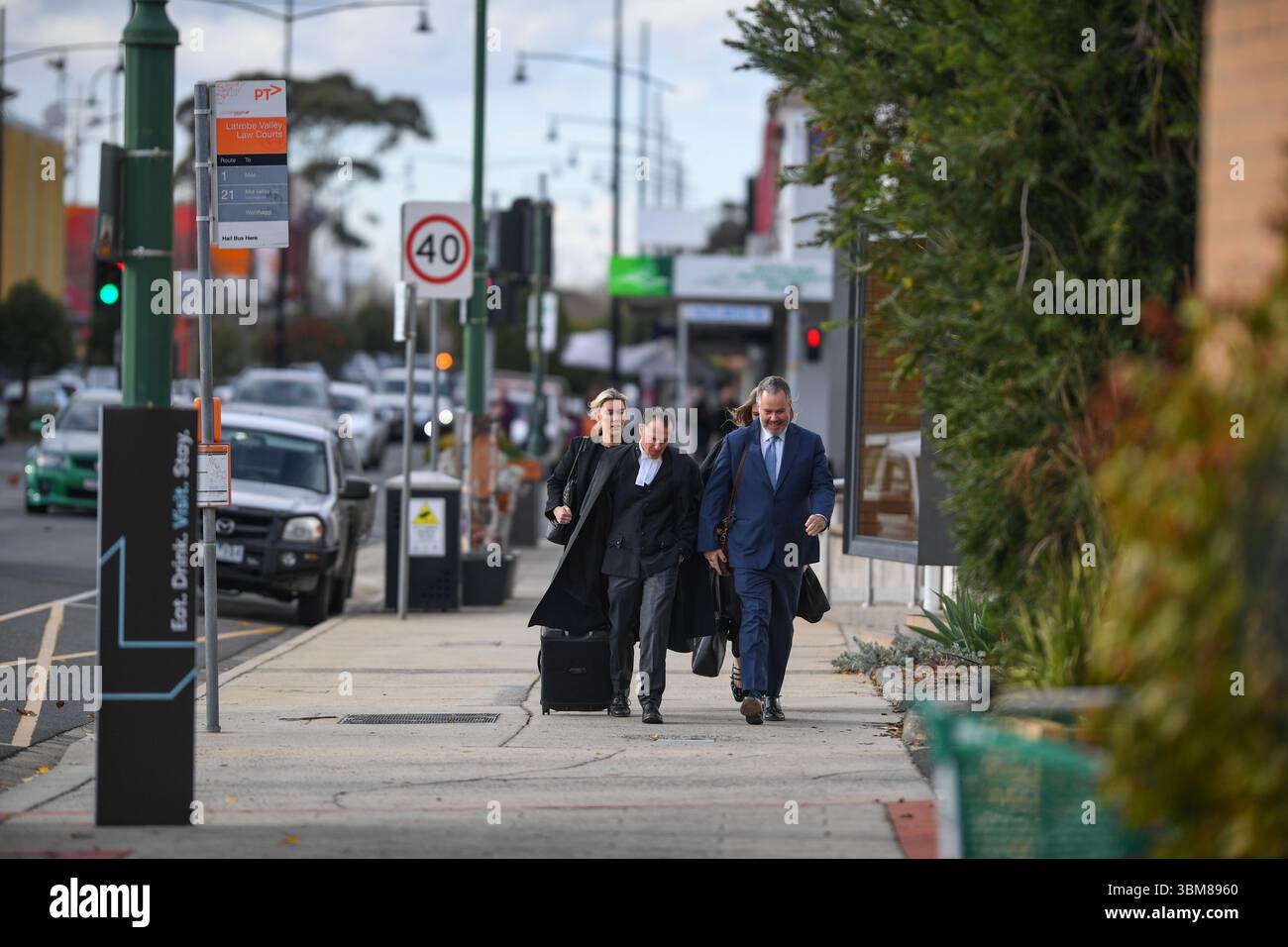 Morwell, Australia. 24 giugno 2025. L'avvocato Colin Mandy SC (L) e l'avvocato penale Bill Doogue (R) sono visti al di fuori dei tribunali di Latrobe Valley durante l'udienza della Corte Suprema del "processo dei funghi" di Erin Patterson. Processo dei funghi, giorno fuori dal tribunale di Latrobe Valley dove il processo di una donna australiana accusata di aver ucciso tre dei parenti anziani del suo marito estraneo usando funghi tossici. Credito: SOPA Images Limited/Alamy Live News Foto Stock