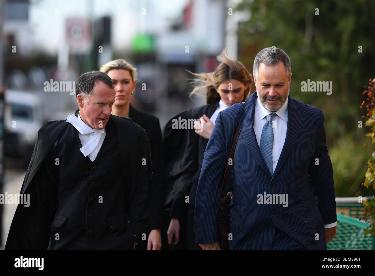 Morwell, Australia. 24 giugno 2025. (L-R) il Barrister Colin Mandy SC, l'avvocato Ophelia Holloway, la Barrister Sophie Stafford e l'avvocato Bill Doogue sono visti al di fuori dei tribunali legali della Latrobe Valley durante l'udienza della Corte Suprema del "processo dei funghi" di Erin Patterson. Processo dei funghi, giorno fuori dal tribunale di Latrobe Valley dove il processo di una donna australiana accusata di aver ucciso tre dei parenti anziani del suo marito estraneo usando funghi tossici. Credito: SOPA Images Limited/Alamy Live News Foto Stock