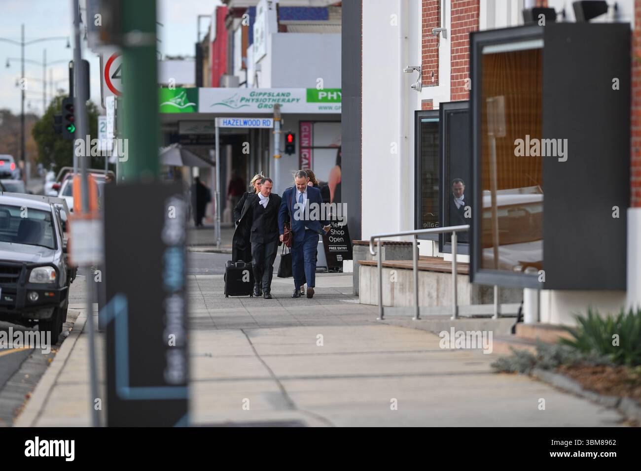Morwell, Australia. 24 giugno 2025. L'avvocato Colin Mandy SC (L) e l'avvocato penale Bill Doogue (R) sono visti al di fuori dei tribunali di Latrobe Valley durante l'udienza della Corte Suprema del "processo dei funghi" di Erin Patterson. Processo dei funghi, giorno fuori dal tribunale di Latrobe Valley dove il processo di una donna australiana accusata di aver ucciso tre dei parenti anziani del suo marito estraneo usando funghi tossici. Credito: SOPA Images Limited/Alamy Live News Foto Stock