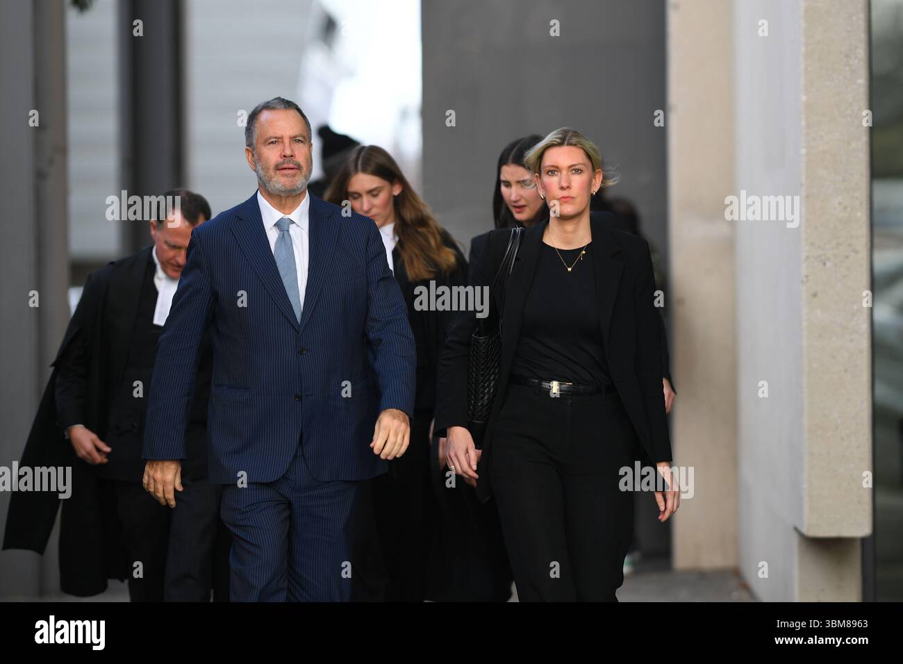 Morwell, Australia. 24 giugno 2025. Bill Doogue (L) e Ophelia Holloway (R) si vedono al di fuori dei tribunali di Latrobe Valley durante l'udienza della Corte Suprema del "processo dei funghi" di Erin Patterson. Processo dei funghi, giorno fuori dal tribunale di Latrobe Valley dove il processo di una donna australiana accusata di aver ucciso tre dei parenti anziani del suo marito estraneo usando funghi tossici. Credito: SOPA Images Limited/Alamy Live News Foto Stock