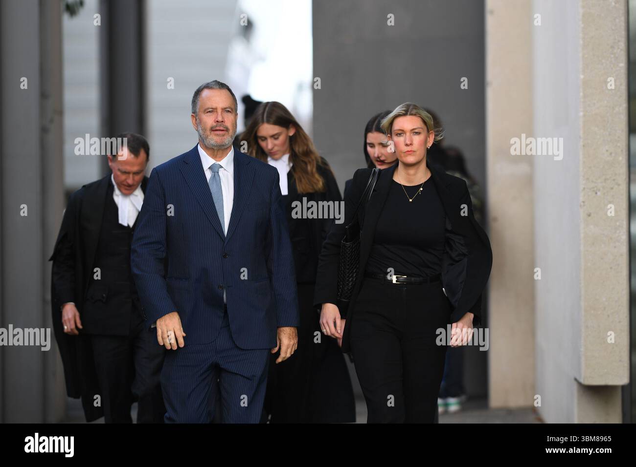 Morwell, Australia. 24 giugno 2025. Bill Doogue (L) e Ophelia Holloway (R) si vedono al di fuori dei tribunali di Latrobe Valley durante l'udienza della Corte Suprema del "processo dei funghi" di Erin Patterson. Processo dei funghi, giorno fuori dal tribunale di Latrobe Valley dove il processo di una donna australiana accusata di aver ucciso tre dei parenti anziani del suo marito estraneo usando funghi tossici. Credito: SOPA Images Limited/Alamy Live News Foto Stock