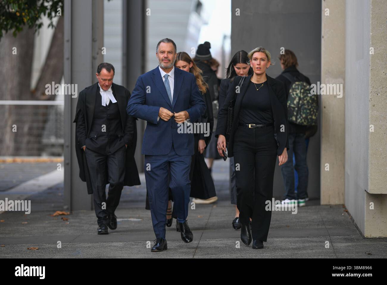 Morwell, Australia. 24 giugno 2025. Squadra legale di difesa: Colin Mandy SC (L), Bill Doogue (C) e Ophelia Holloway (R) sono visti fuori dai tribunali di Latrobe Valley durante l'udienza della Corte Suprema del "processo dei funghi" di Erin Patterson. Processo dei funghi, giorno fuori dal tribunale di Latrobe Valley dove il processo di una donna australiana accusata di aver ucciso tre dei parenti anziani del suo marito estraneo usando funghi tossici. Credito: SOPA Images Limited/Alamy Live News Foto Stock
