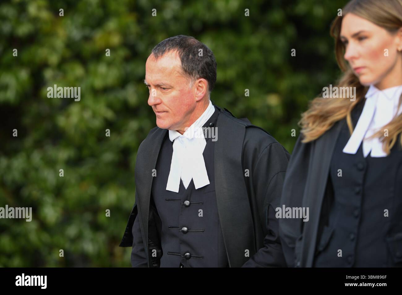 Morwell, Australia. 24 giugno 2025. L'avvocato Colin Mandy SC si vede al di fuori dei tribunali di Latrobe Valley durante l'udienza della Corte Suprema del "processo dei funghi" di Erin Patterson. Processo dei funghi, giorno fuori dal tribunale di Latrobe Valley dove il processo di una donna australiana accusata di aver ucciso tre dei parenti anziani del suo marito estraneo usando funghi tossici. Credito: SOPA Images Limited/Alamy Live News Foto Stock