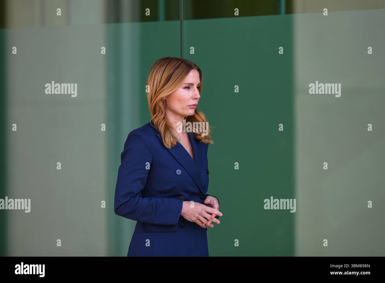 Morwell, Australia. 24 giugno 2025. Abby Dinham, giornalista di Channel 10 News, riferisce al di fuori dei tribunali di Latrobe Valley durante l'udienza della Corte Suprema del "processo dei funghi" di Erin Patterson. Processo dei funghi, giorno fuori dal tribunale di Latrobe Valley dove il processo di una donna australiana accusata di aver ucciso tre dei parenti anziani del suo marito estraneo usando funghi tossici. Credito: SOPA Images Limited/Alamy Live News Foto Stock