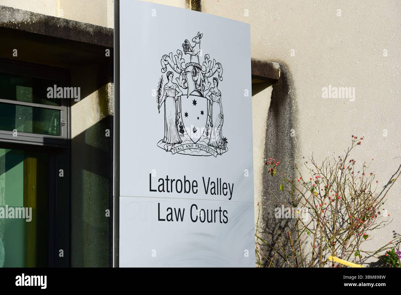 Morwell, Australia. 24 giugno 2025. Un cartello del Latrobe Valley Law Courts è visibile al di fuori dei Latrobe Valley Law Courts, dove si sta svolgendo un'udienza della Corte Suprema sul "processo dei funghi" di Erin Patterson. Processo dei funghi, giorno fuori dal tribunale di Latrobe Valley dove il processo di una donna australiana accusata di aver ucciso tre dei parenti anziani del suo marito estraneo usando funghi tossici. Credito: SOPA Images Limited/Alamy Live News Foto Stock