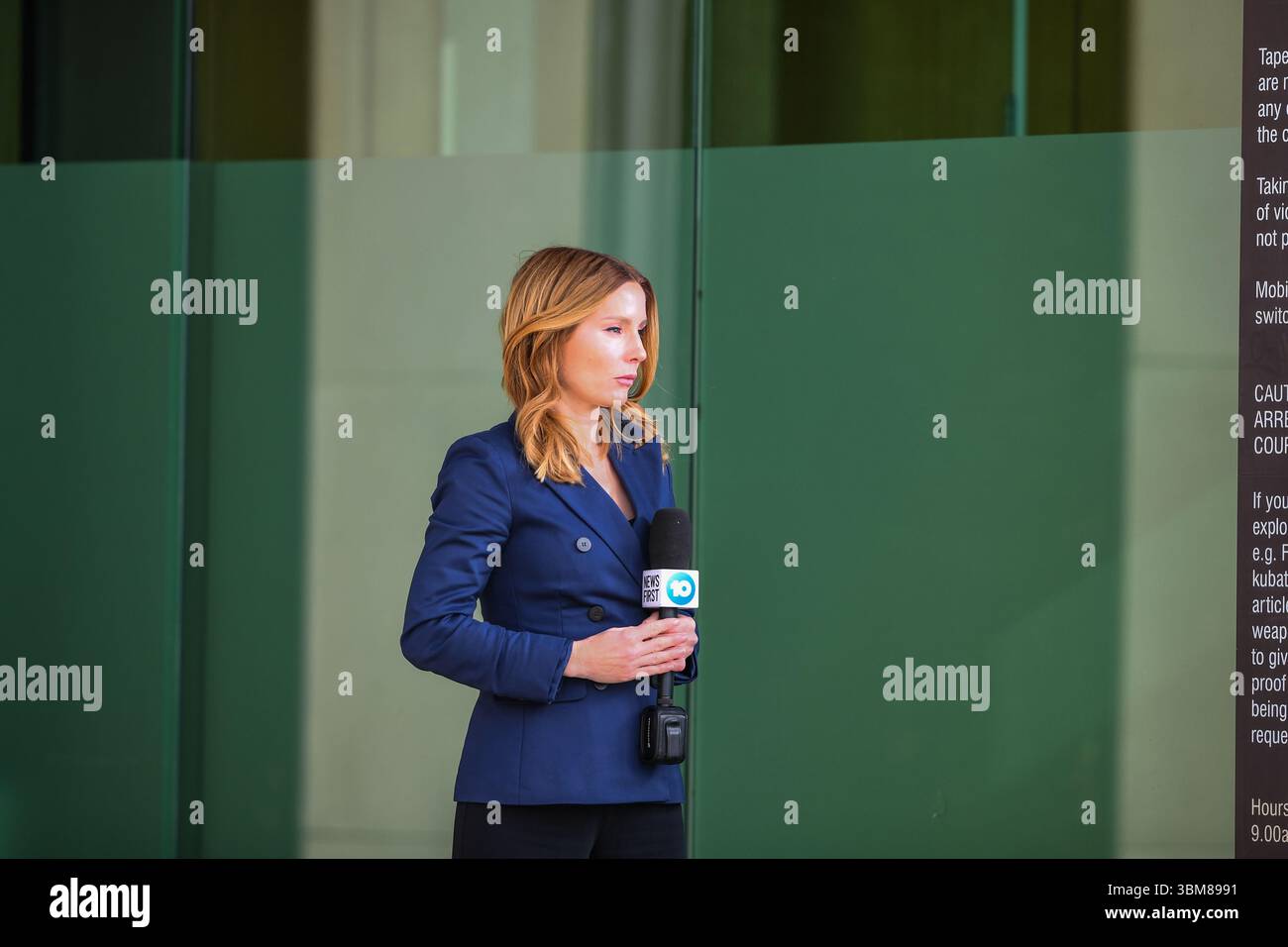 Morwell, Australia. 24 giugno 2025. Abby Dinham, giornalista di Channel 10 News, riferisce al di fuori dei tribunali di Latrobe Valley durante l'udienza della Corte Suprema del "processo dei funghi" di Erin Patterson. Processo dei funghi, giorno fuori dal tribunale di Latrobe Valley dove il processo di una donna australiana accusata di aver ucciso tre dei parenti anziani del suo marito estraneo usando funghi tossici. Credito: SOPA Images Limited/Alamy Live News Foto Stock