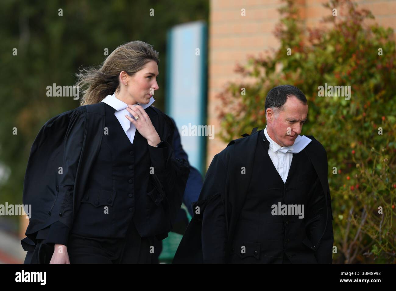 Morwell, Australia. 24 giugno 2025. Il team legale di difesa di Erin Patterson, Sophie Stafford (L) e Colin Mandy SC (R) sono visti al di fuori dei tribunali della Latrobe Valley durante l'udienza della Corte Suprema del "processo dei funghi" di Erin Patterson. Processo dei funghi, giorno fuori dal tribunale di Latrobe Valley dove il processo di una donna australiana accusata di aver ucciso tre dei parenti anziani del suo marito estraneo usando funghi tossici. Credito: SOPA Images Limited/Alamy Live News Foto Stock