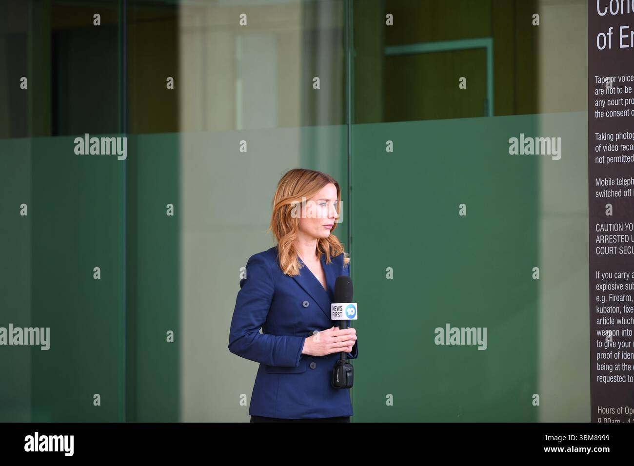 Morwell, Australia. 24 giugno 2025. Abby Dinham, giornalista di Channel 10 News, riferisce al di fuori dei tribunali di Latrobe Valley durante l'udienza della Corte Suprema del "processo dei funghi" di Erin Patterson. Processo dei funghi, giorno fuori dal tribunale di Latrobe Valley dove il processo di una donna australiana accusata di aver ucciso tre dei parenti anziani del suo marito estraneo usando funghi tossici. Credito: SOPA Images Limited/Alamy Live News Foto Stock