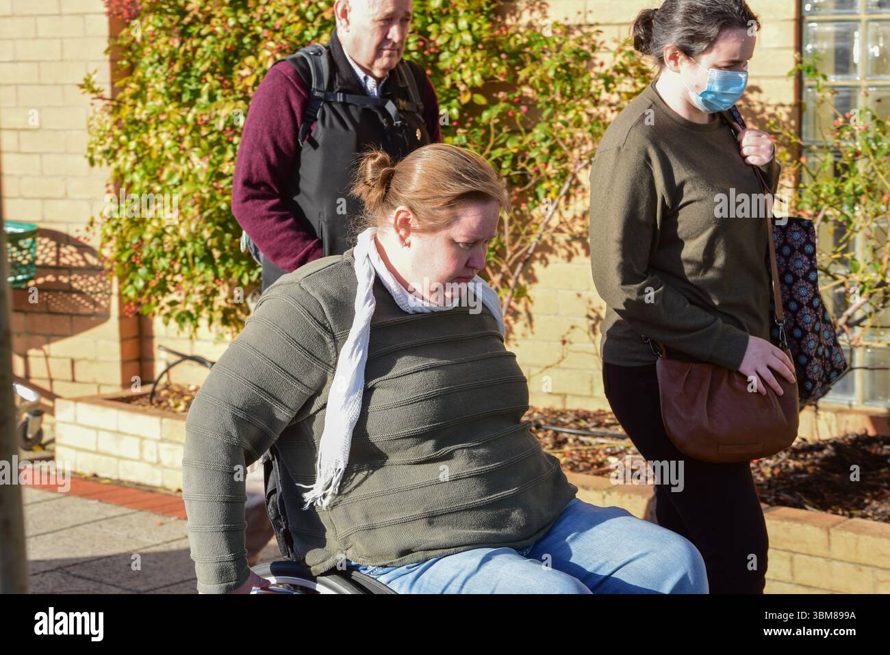 Morwell, Australia. 24 giugno 2025. Ian Wilkinson e le sue figlie sono visti fuori dai tribunali legali della Latrobe Valley durante l'udienza della Corte Suprema del "processo dei funghi" di Erin Patterson. Processo dei funghi, giorno fuori dal tribunale di Latrobe Valley dove il processo di una donna australiana accusata di aver ucciso tre dei parenti anziani del suo marito estraneo usando funghi tossici. Credito: SOPA Images Limited/Alamy Live News Foto Stock