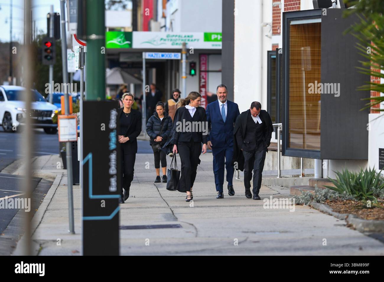 Morwell, Australia. 24 giugno 2025. Il team legale di difesa di Erin Patterson (L-R) Ophelia Holloway, Sophie Stafford, Bill Doogue e Colin Mandy SC sono visti al di fuori dei tribunali di legge della Latrobe Valley durante l'udienza della Corte Suprema del "processo dei funghi" di Erin Patterson. Processo dei funghi, giorno fuori dal tribunale di Latrobe Valley dove il processo di una donna australiana accusata di aver ucciso tre dei parenti anziani del suo marito estraneo usando funghi tossici. Credito: SOPA Images Limited/Alamy Live News Foto Stock