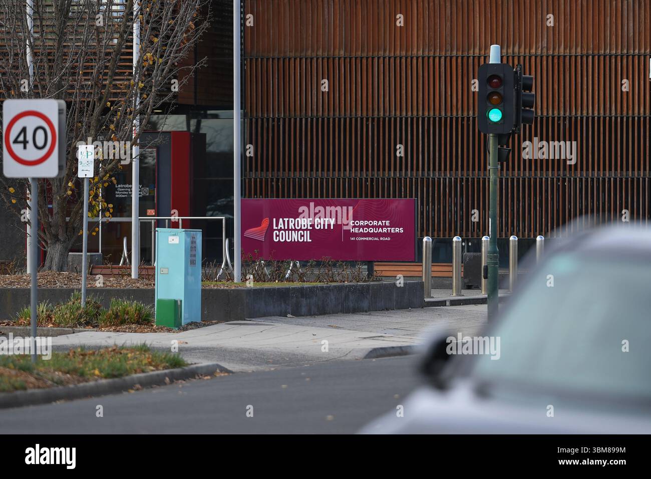 Morwell, Australia. 24 giugno 2025. Edificio del Consiglio comunale di Latrobe vicino ai tribunali della Latrobe Valley durante l'udienza della Corte Suprema del "processo ai funghi" di Erin Patterson. Processo dei funghi, giorno fuori dal tribunale di Latrobe Valley dove il processo di una donna australiana accusata di aver ucciso tre dei parenti anziani del suo marito estraneo usando funghi tossici. Credito: SOPA Images Limited/Alamy Live News Foto Stock