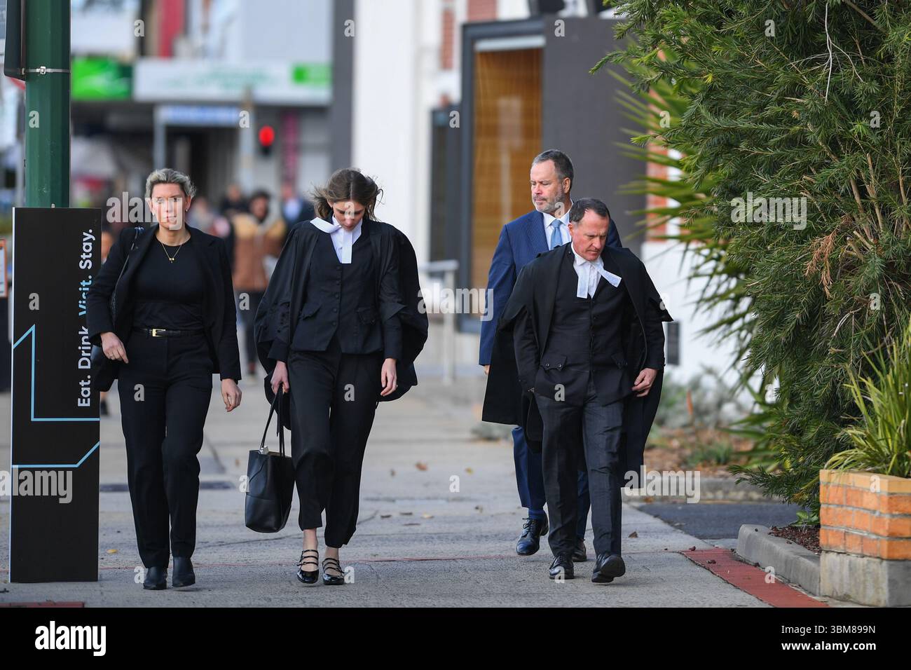 Morwell, Australia. 24 giugno 2025. Il team legale di difesa di Erin Patterson (L-R) Ophelia Holloway, Sophie Stafford, Bill Doogue e Colin Mandy SC sono visti al di fuori dei tribunali di legge della Latrobe Valley durante l'udienza della Corte Suprema del "processo dei funghi" di Erin Patterson. Processo dei funghi, giorno fuori dal tribunale di Latrobe Valley dove il processo di una donna australiana accusata di aver ucciso tre dei parenti anziani del suo marito estraneo usando funghi tossici. Credito: SOPA Images Limited/Alamy Live News Foto Stock