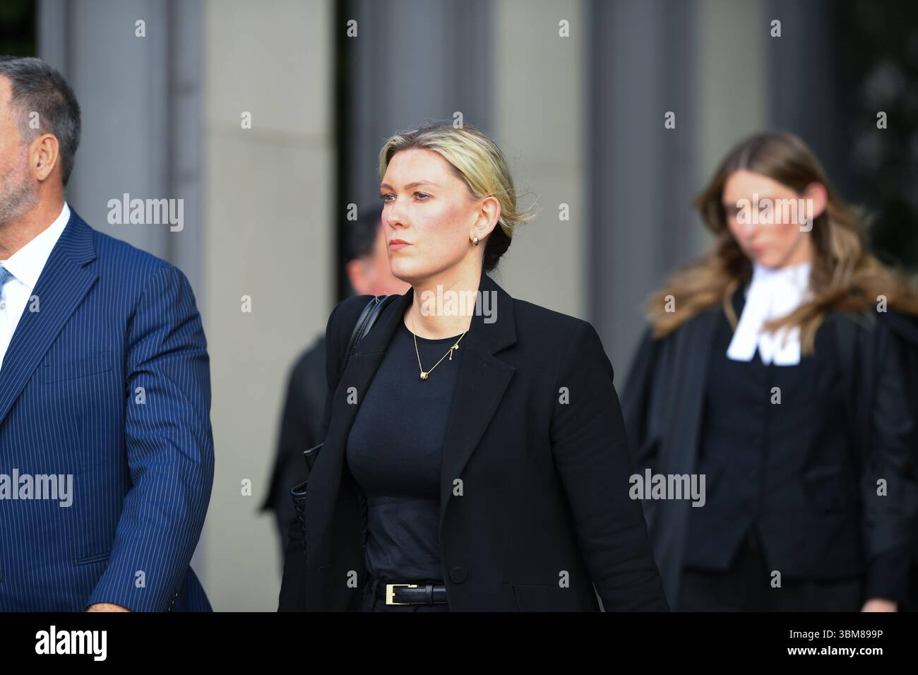 Morwell, Australia. 24 giugno 2025. L'avvocato penalista Ophelia Holloway viene vista al di fuori dei tribunali di Latrobe Valley durante l'udienza della Corte Suprema del "processo dei funghi" di Erin Patterson. Processo dei funghi, giorno fuori dal tribunale di Latrobe Valley dove il processo di una donna australiana accusata di aver ucciso tre dei parenti anziani del suo marito estraneo usando funghi tossici. Credito: SOPA Images Limited/Alamy Live News Foto Stock