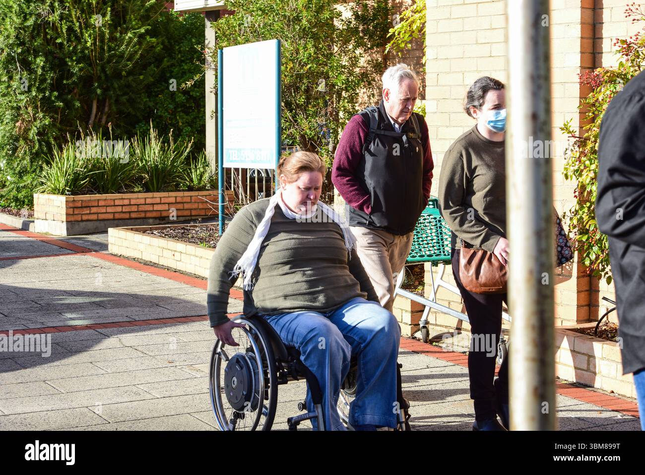 Morwell, Australia. 24 giugno 2025. Ian Wilkinson e le sue figlie sono visti fuori dai tribunali legali della Latrobe Valley durante l'udienza della Corte Suprema del "processo dei funghi" di Erin Patterson. Processo dei funghi, giorno fuori dal tribunale di Latrobe Valley dove il processo di una donna australiana accusata di aver ucciso tre dei parenti anziani del suo marito estraneo usando funghi tossici. Credito: SOPA Images Limited/Alamy Live News Foto Stock