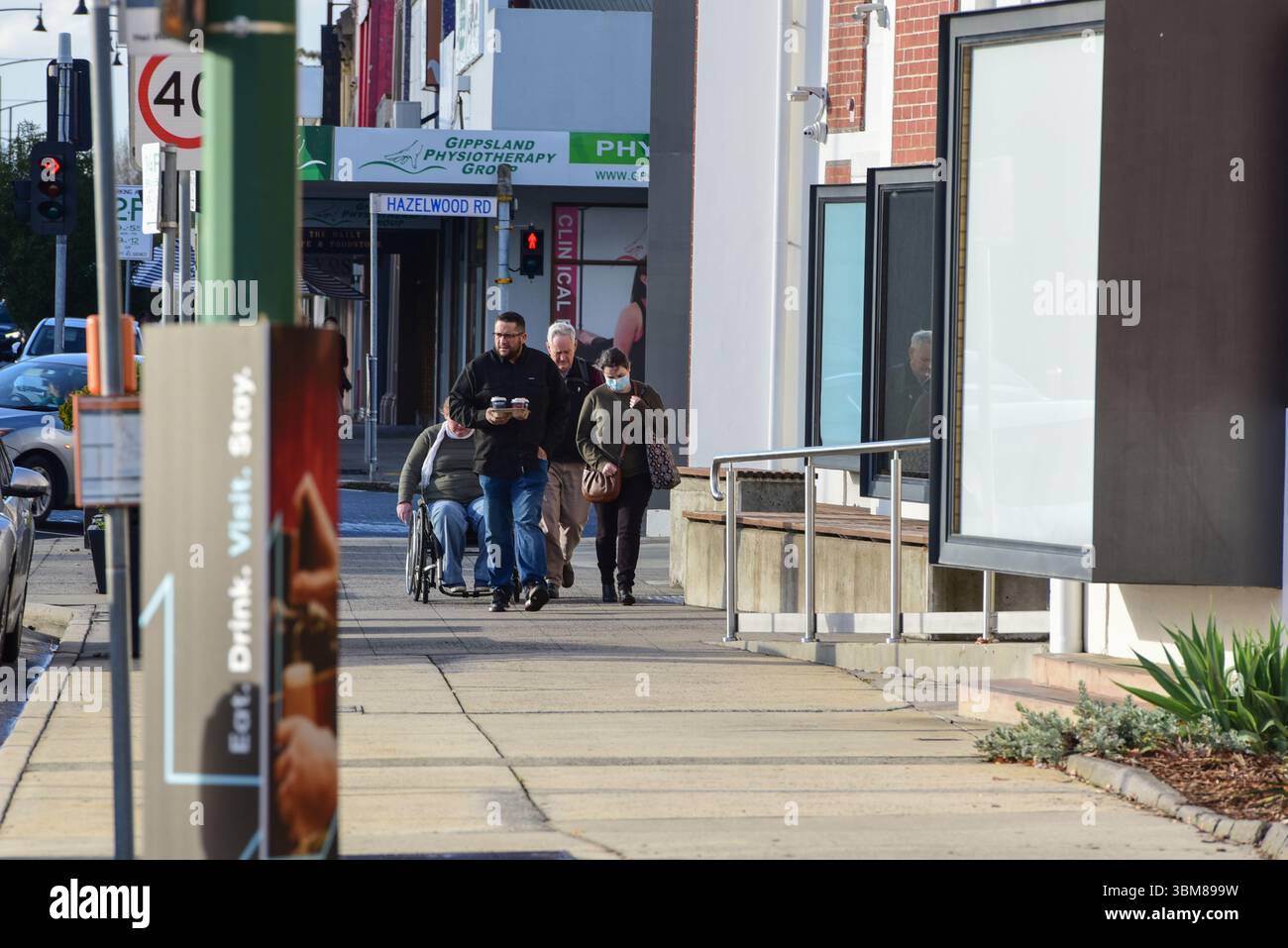 Morwell, Australia. 24 giugno 2025. Ian Wilkinson e la sua famiglia sono visti al di fuori dei tribunali della Latrobe Valley durante l'udienza della Corte Suprema del "processo dei funghi" di Erin Patterson. Processo dei funghi, giorno fuori dal tribunale di Latrobe Valley dove il processo di una donna australiana accusata di aver ucciso tre dei parenti anziani del suo marito estraneo usando funghi tossici. Credito: SOPA Images Limited/Alamy Live News Foto Stock