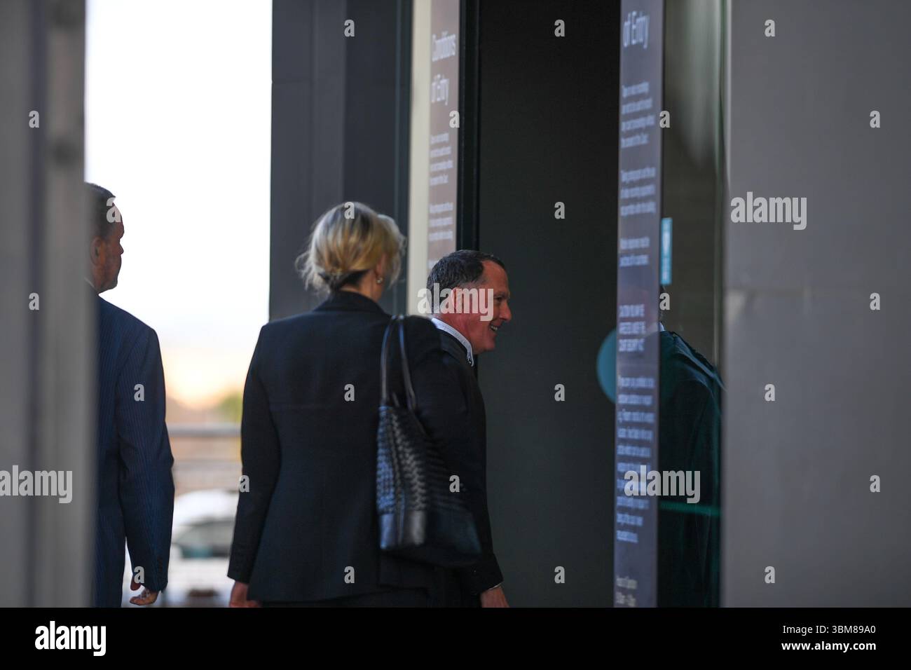 Morwell, Australia. 24 giugno 2025. L'avvocato Colin Mandy SC e il team di avvocati della difesa di Erin Patterson sono visti entrare nei tribunali della Latrobe Valley durante l'udienza della Corte Suprema del "processo dei funghi" di Erin Patterson. Processo dei funghi, giorno fuori dal tribunale di Latrobe Valley dove il processo di una donna australiana accusata di aver ucciso tre dei parenti anziani del suo marito estraneo usando funghi tossici. Credito: SOPA Images Limited/Alamy Live News Foto Stock