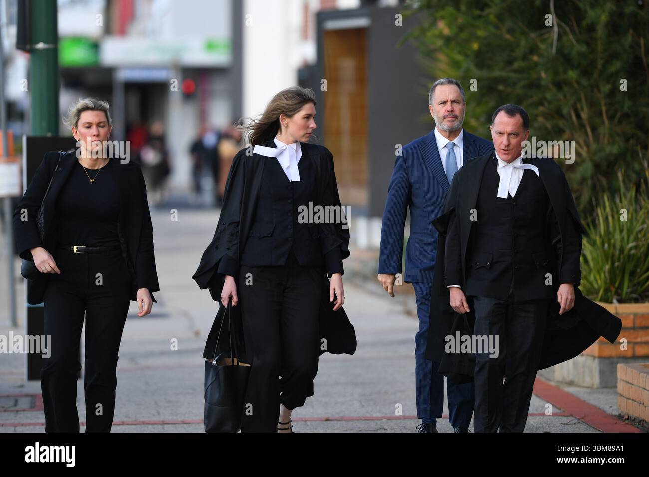 Morwell, Australia. 24 giugno 2025. Il team legale di difesa di Erin Patterson (L-R) Ophelia Holloway, Sophie Stafford, Bill Doogue e Colin Mandy SC sono visti al di fuori dei tribunali di legge della Latrobe Valley durante l'udienza della Corte Suprema del "processo dei funghi" di Erin Patterson. Processo dei funghi, giorno fuori dal tribunale di Latrobe Valley dove il processo di una donna australiana accusata di aver ucciso tre dei parenti anziani del suo marito estraneo usando funghi tossici. Credito: SOPA Images Limited/Alamy Live News Foto Stock