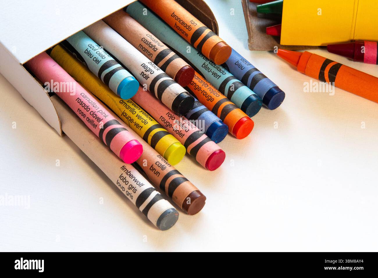 I pastelli Crayola sono popolari forniture d'arte per bambini, USA 2025 Foto Stock